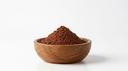 Cacao puro en polvo de Mi tienda servido en un cuenco de madera artesanal sobre fondo blanco