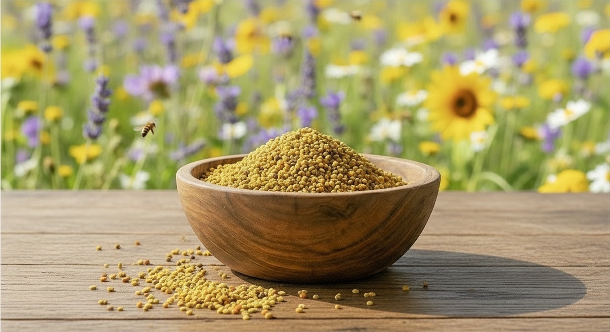 Polen de abeja natural en un cuenco de madera sobre una mesa, con un campo de flores desenfocado de Mi tienda
